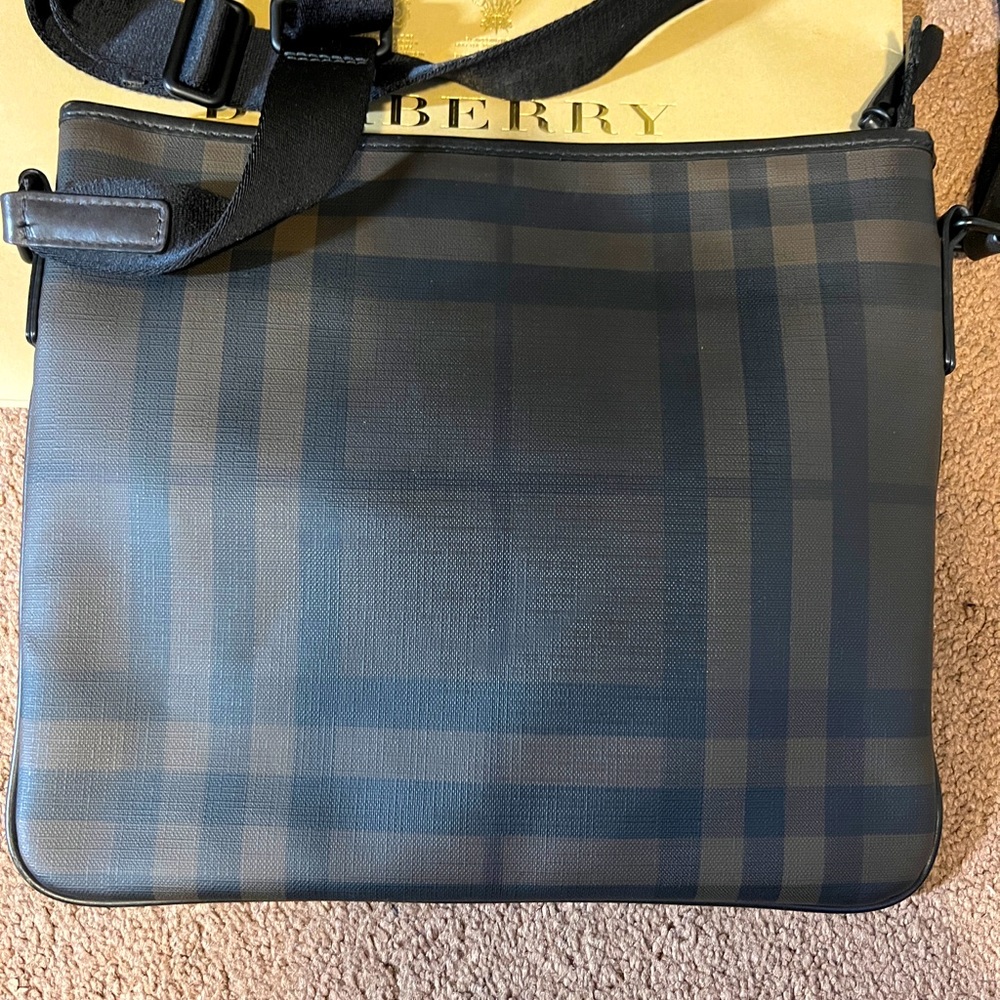 Burberry over the shoulder bag! Was maybe used 7x to carry my macbook